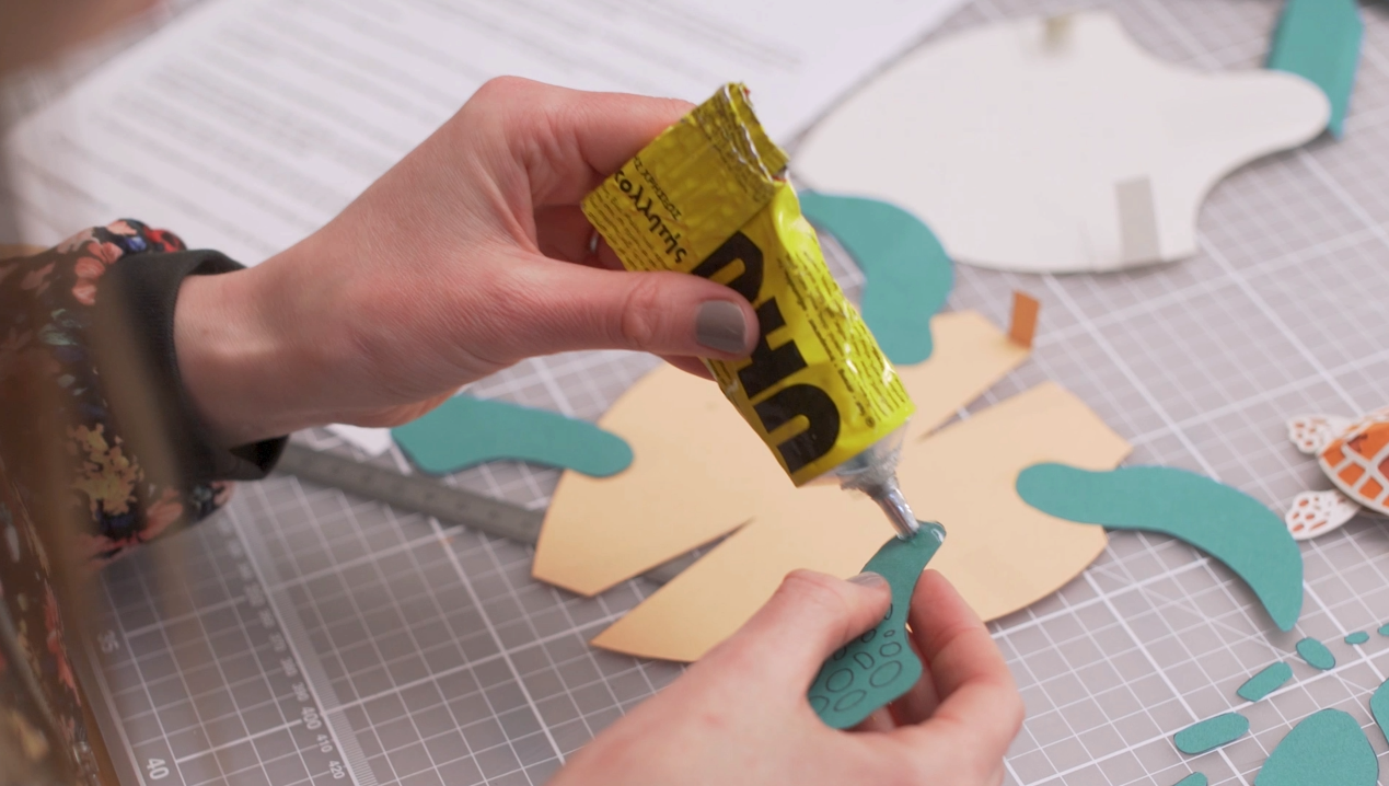 Making a paper-cut paper turtle